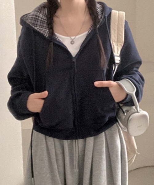 emi+（エミプラス）の「チェックドッキングショート丈スウェットパーカー（パーカー・レディース・ベージュ/ネイビー/グレー・FREE）」の11枚目の写真