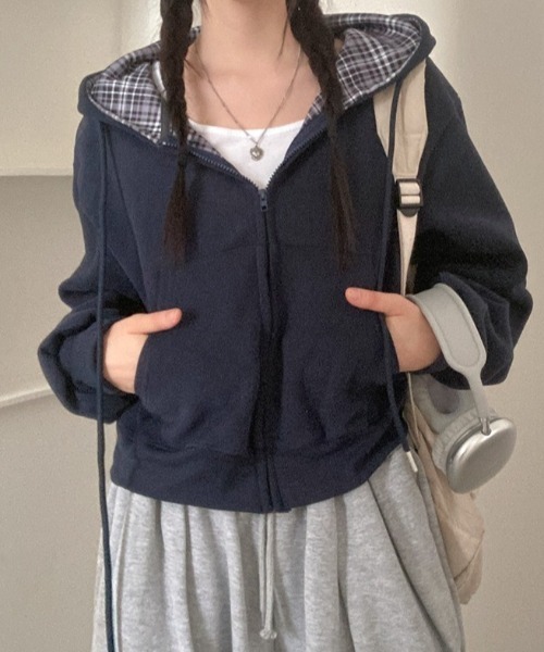emi+（エミプラス）の「チェックドッキングショート丈スウェットパーカー（パーカー・レディース・ベージュ/ネイビー/グレー・FREE）」の12枚目の写真