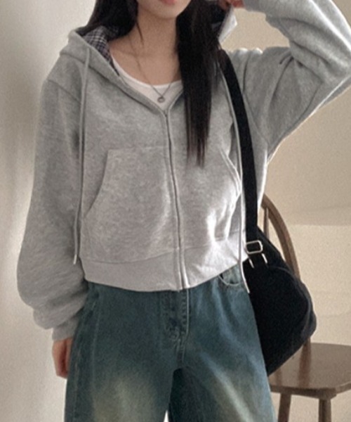 emi+（エミプラス）の「チェックドッキングショート丈スウェットパーカー（パーカー・レディース・ベージュ/ネイビー/グレー・FREE）」の13枚目の写真