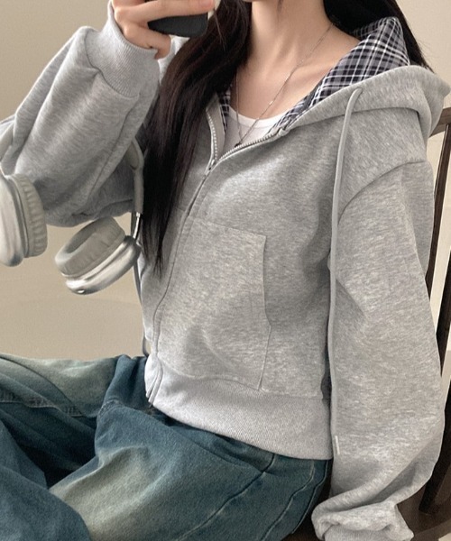 emi+（エミプラス）の「チェックドッキングショート丈スウェットパーカー（パーカー・レディース・ベージュ/ネイビー/グレー・FREE）」の14枚目の写真