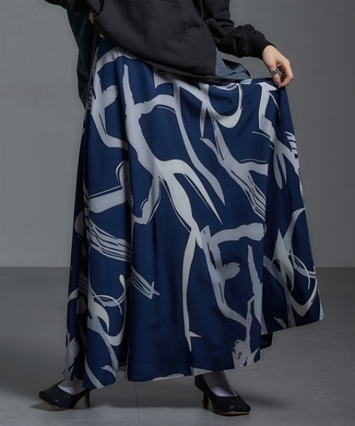 Soiunique（スワユニーク）の「裏あったか総アート柄フレアスカート ［Soiunique］（スカート・レディース・ネイビー系/ブラック系・M/L/LL）」の2枚目の写真