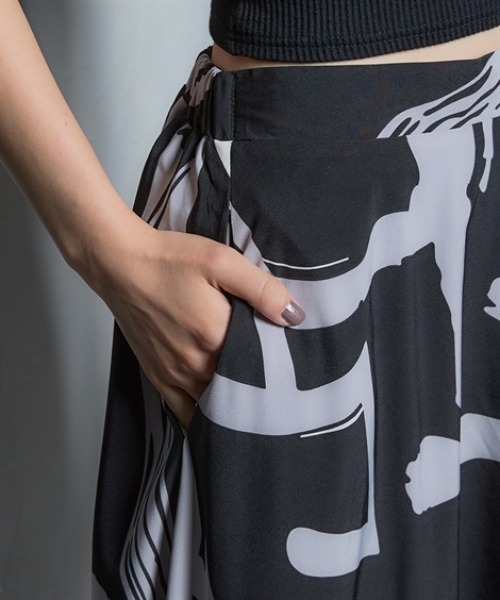 Soiunique（スワユニーク）の「裏あったか総アート柄フレアスカート ［Soiunique］（スカート・レディース・ネイビー系/ブラック系・M/L/LL）」の17枚目の写真