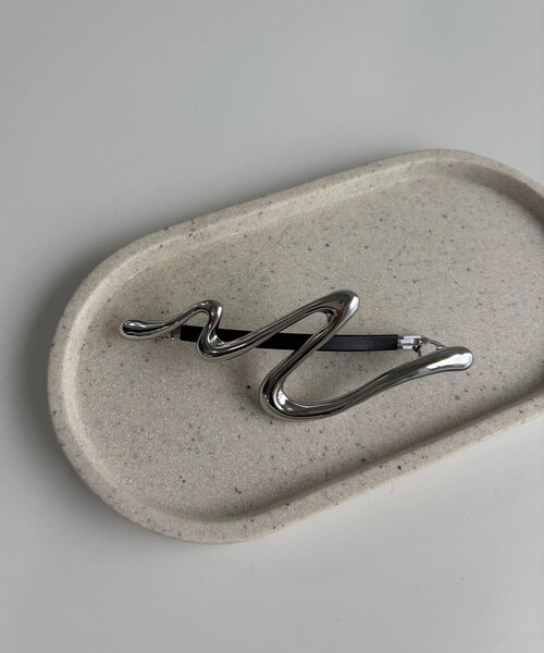 CAPRICIEUX LE'MAGE（カプリシューレマージュ）の「【WEB限定】〈GOLDY/ゴールディ〉カーブラインスリムバレッタ2（バレッタ/ヘアクリップ・レディース・シルバー/ゴールド・FREE）」の2枚目の写真