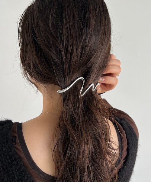 CAPRICIEUX LE'MAGE（カプリシューレマージュ）の「【WEB限定】〈GOLDY/ゴールディ〉カーブラインスリムバレッタ2（バレッタ/ヘアクリップ・レディース・シルバー/ゴールド・FREE）」の3枚目の写真