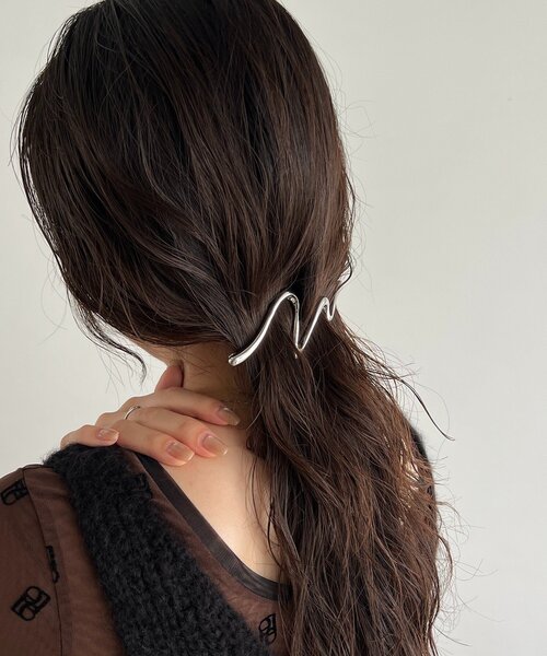 CAPRICIEUX LE'MAGE（カプリシューレマージュ）の「【WEB限定】〈GOLDY/ゴールディ〉カーブラインスリムバレッタ2（バレッタ/ヘアクリップ・レディース・シルバー/ゴールド・FREE）」の4枚目の写真