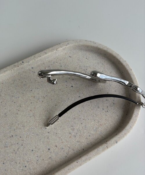 CAPRICIEUX LE'MAGE（カプリシューレマージュ）の「【WEB限定】〈GOLDY/ゴールディ〉カーブラインスリムバレッタ2（バレッタ/ヘアクリップ・レディース・シルバー/ゴールド・FREE）」の5枚目の写真