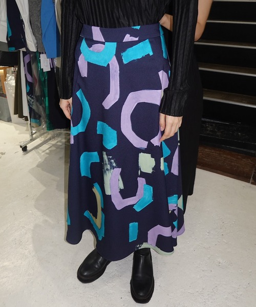 RUMCHE(ラムシェ)の「"POPPIN" Art Print Skirt / POPPINアートプリントスカート(スカート・レディース・ネイビー/オフホワイト・SMALL/MEDIUM)」の2枚目の写真