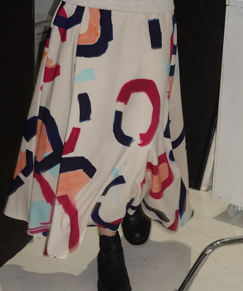 RUMCHE(ラムシェ)の「"POPPIN" Art Print Skirt / POPPINアートプリントスカート(スカート・レディース・ネイビー/オフホワイト・SMALL/MEDIUM)」の7枚目の写真