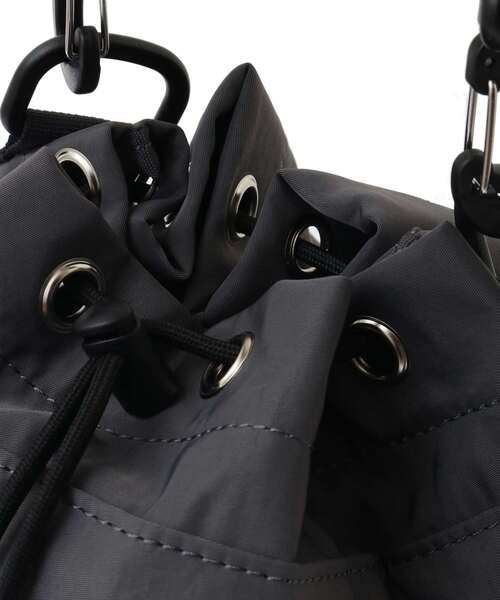 CONVERSE TOKYO（コンバーストウキョウ）の「NYLON BALLOON SHOULDER BAG（ショルダーバッグ・レディース・グレー/カーキ・FREE）」の4枚目の写真
