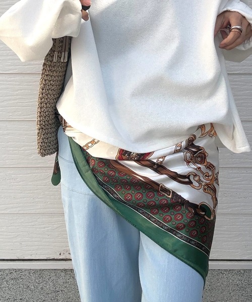 Q（キュー）の「ヨーロピアンサテンスカーフ（バンダナ/スカーフ・レディース・ネイビー/グリーン・ONE SIZE）」の2枚目の写真