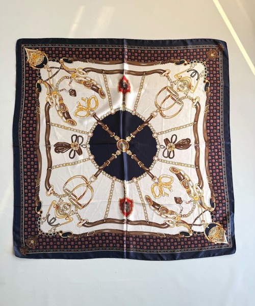 Q（キュー）の「ヨーロピアンサテンスカーフ（バンダナ/スカーフ・レディース・ネイビー/グリーン・ONE SIZE）」の10枚目の写真