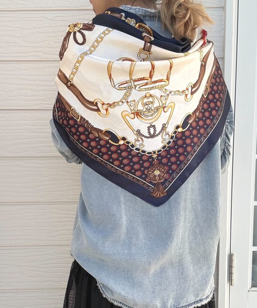 Q（キュー）の「ヨーロピアンサテンスカーフ（バンダナ/スカーフ・レディース・ネイビー/グリーン・ONE SIZE）」の3枚目の写真