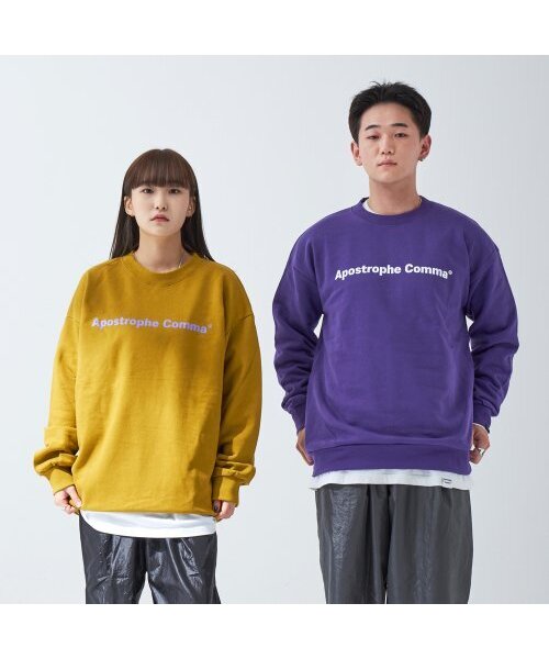 APOSTROPHE COMMA(アポストロフィコンマ)の「ベーシックフルネームロゴスウェットシャツ(パープル/ホワイト)(スウェット・レディース・パープル・LARGE/MEDIUM)」の1枚目の写真