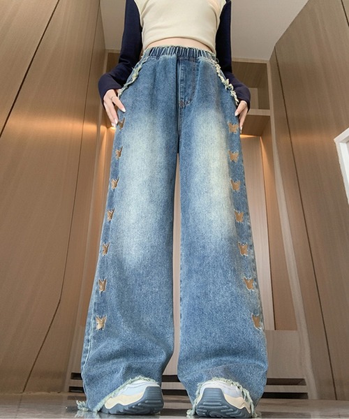 AMAJI(アマジ)の「バタフライ刺繍フリンジワイドデニムパンツ(デニムパンツ・レディース・ブルー・X-LARGE/LARGE/MEDIUM)」の2枚目の写真