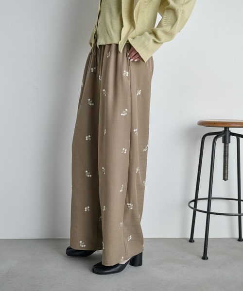 THE YOn（ザヨン）の「エンブロイダリーフローラルシャツイージーパンツ（その他パンツ・レディース・チャコールグレー/ベージュ・FREE）」の2枚目の写真