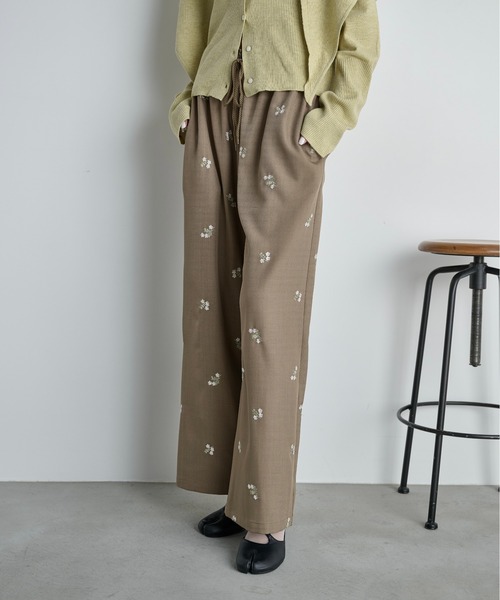 THE YOn（ザヨン）の「エンブロイダリーフローラルシャツイージーパンツ（その他パンツ・レディース・チャコールグレー/ベージュ・FREE）」の17枚目の写真