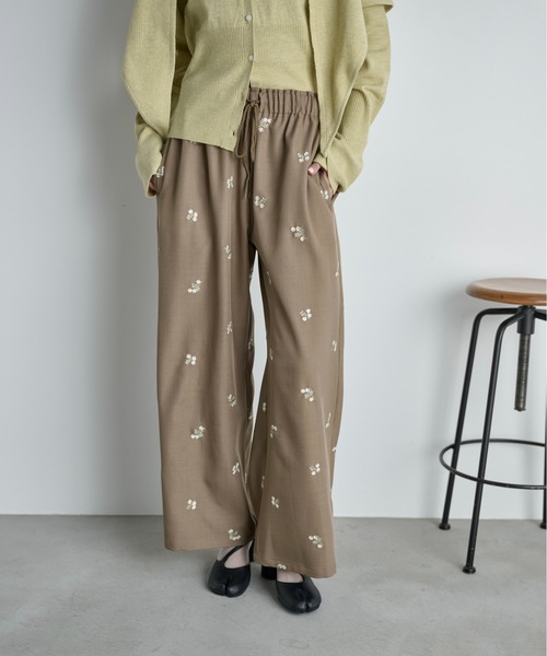 THE YOn（ザヨン）の「エンブロイダリーフローラルシャツイージーパンツ（その他パンツ・レディース・チャコールグレー/ベージュ・FREE）」の16枚目の写真
