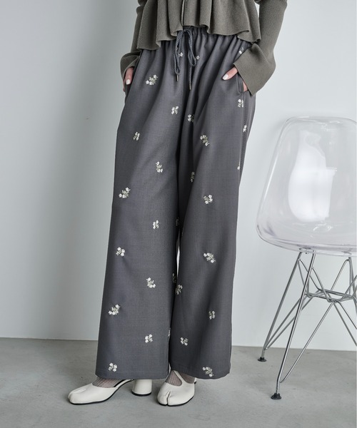 THE YOn（ザヨン）の「エンブロイダリーフローラルシャツイージーパンツ（その他パンツ・レディース・チャコールグレー/ベージュ・FREE）」の3枚目の写真