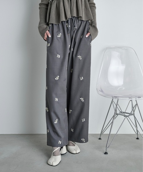 THE YOn（ザヨン）の「エンブロイダリーフローラルシャツイージーパンツ（その他パンツ・レディース・チャコールグレー/ベージュ・FREE）」の4枚目の写真