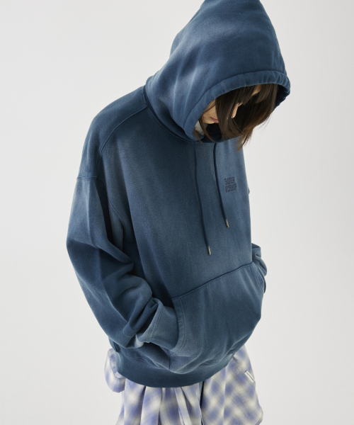 eastserviceshop（イーストサービスショップ）の「Mini Logo Dyed Hoodie - Washed Navy（パーカー・レディース・ネイビー・SMALL/MEDIUM）」の8枚目の写真