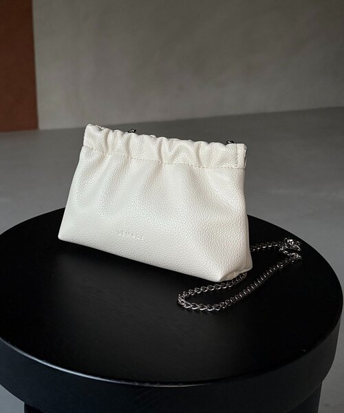 CAPRICIEUX LE'MAGE（カプリシューレマージュ）の「チェーンギャザーポーチバッグ（ショルダーバッグ・レディース・ブラック/ホワイト系その他/ベージュ・FREE）」の2枚目の写真