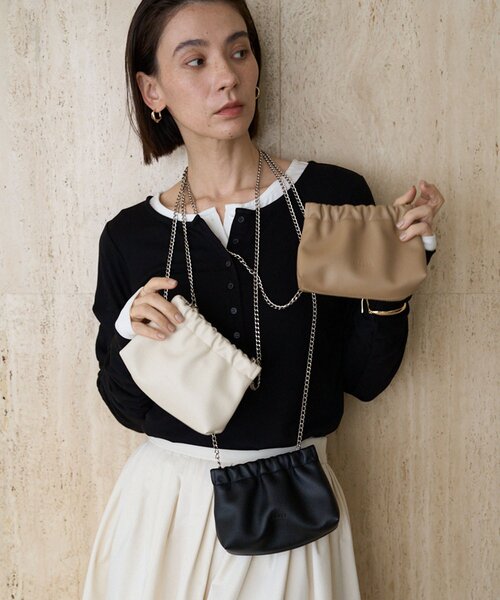 CAPRICIEUX LE'MAGE（カプリシューレマージュ）の「チェーンギャザーポーチバッグ（ショルダーバッグ・レディース・ブラック/ホワイト系その他/ベージュ・FREE）」の4枚目の写真