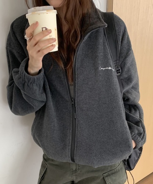 CHUN CHUN NOTES(チュンチュンノーツ)の「26SS/ワンポイント刺繍 フリースジップブルゾン(ブルゾン・レディース・ライトグレー/ダークグレー/ネイビー・F)」の4枚目の写真