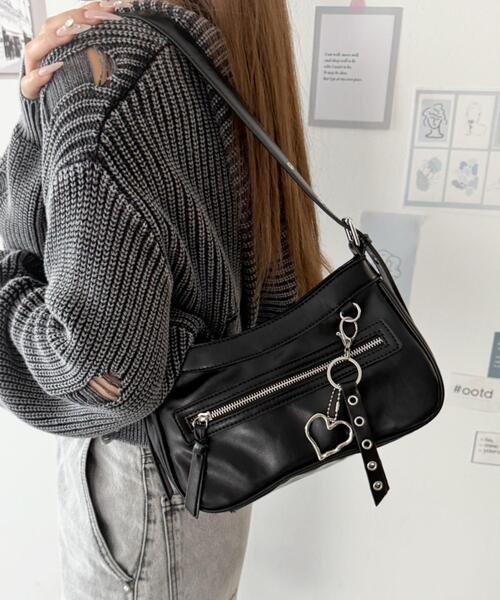 WEGO(ウィゴー)の「WEGO/チャーム付きハトメベルトバッグ(ショルダーバッグ・レディース・ピンク/ブラック/ブラウン・FREE)」の2枚目の写真