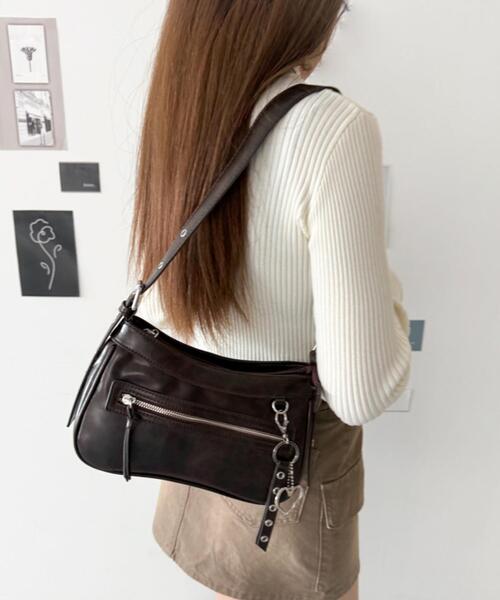 WEGO(ウィゴー)の「WEGO/チャーム付きハトメベルトバッグ(ショルダーバッグ・レディース・ピンク/ブラック/ブラウン・FREE)」の10枚目の写真