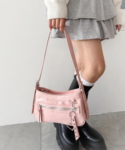 WEGO(ウィゴー)の「WEGO/チャーム付きハトメベルトバッグ(ショルダーバッグ・レディース・ピンク/ブラック/ブラウン・FREE)」の12枚目の写真