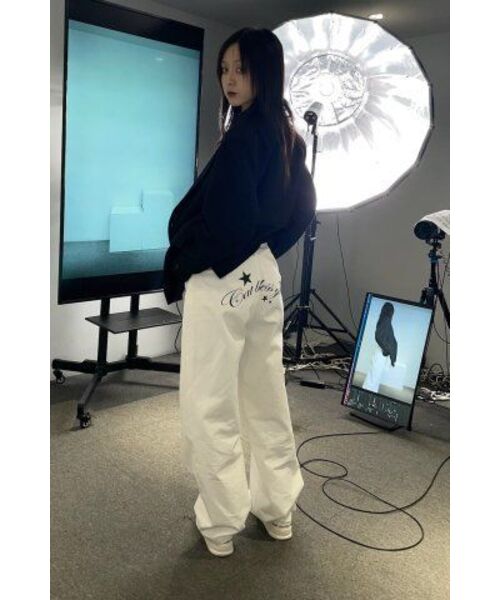 ITZAVIBE(イッザバイブ)の「LETTERING CHINO PANTS - WHITE(その他パンツ・レディース・その他・ONE SIZE)」の9枚目の写真