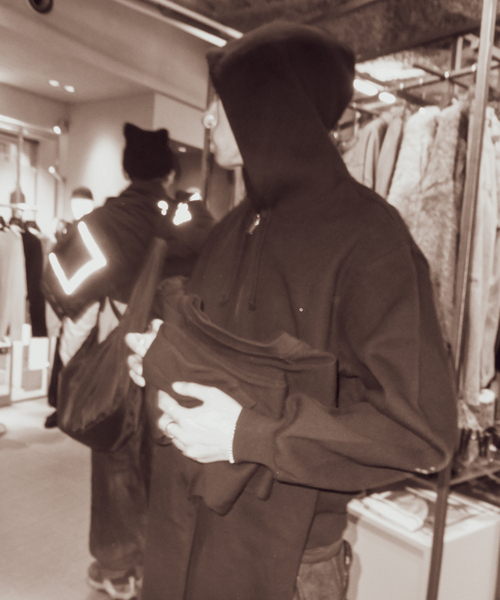 WISM(ウィズム)の「WISM ORIGINAL PRODUCT Waffle Hoodie(パーカー・メンズ・ホワイト/ブラック・MEDIUM/LARGE)」の5枚目の写真