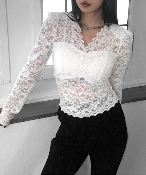 LVEU.(ラブユ.)の「【LVEU.】総レースデザイントップス / トップス カットソー ストレッチ 長袖 レース Vネック インナー パット付き ドレスアップ ホワイト ブラック ZOZOTOWN限定(Tシャツ/カットソー・レディース・ホワイト/ブラック・FREE)」の2枚目の写真