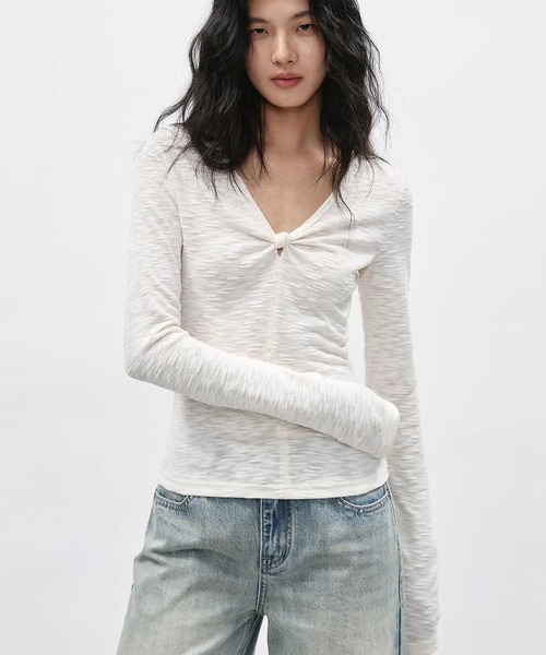 EIGHTHMONTH(エイスマンス)の「フロントノットVネックトップス EM26s050【EIGHTHMONTH】(Tシャツ/カットソー・レディース・ホワイト/ライトブルー・S/M)」の2枚目の写真