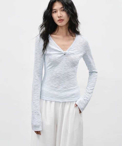 EIGHTHMONTH(エイスマンス)の「フロントノットVネックトップス EM26s050【EIGHTHMONTH】(Tシャツ/カットソー・レディース・ホワイト/ライトブルー・S/M)」の1枚目の写真
