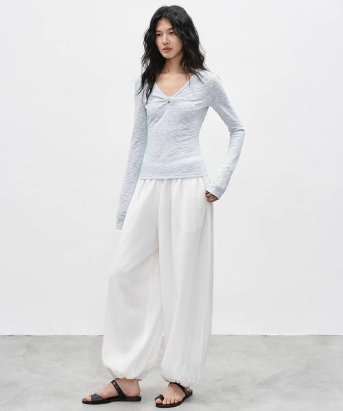 EIGHTHMONTH(エイスマンス)の「フロントノットVネックトップス EM26s050【EIGHTHMONTH】(Tシャツ/カットソー・レディース・ホワイト/ライトブルー・S/M)」の3枚目の写真