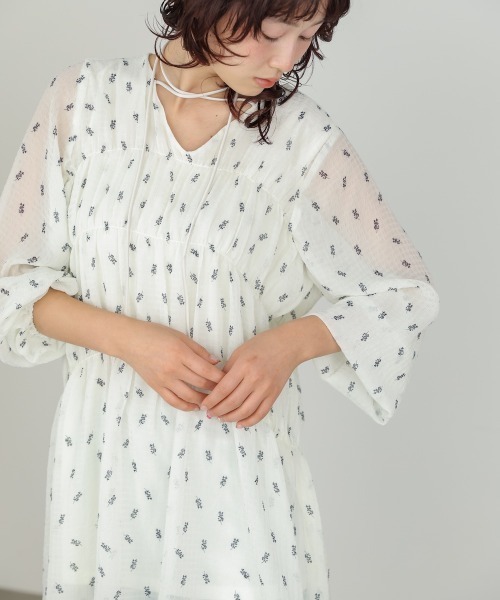 Bab(バブ)の「花柄プリントミニワンピース(ワンピース・レディース・アイボリー/ブラック・M)」の7枚目の写真