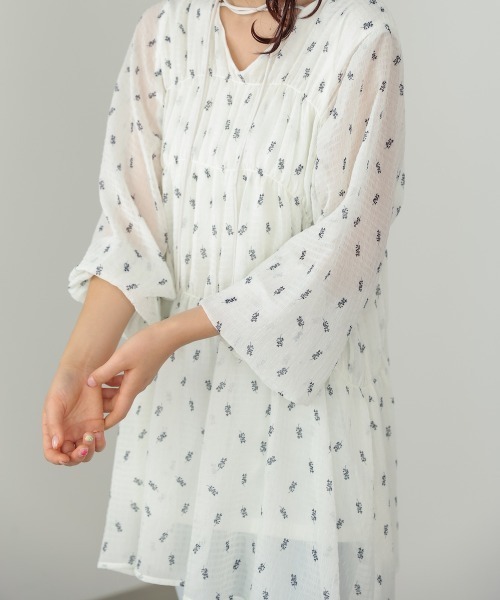 Bab(バブ)の「花柄プリントミニワンピース(ワンピース・レディース・アイボリー/ブラック・M)」の14枚目の写真