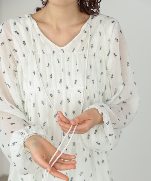 Bab(バブ)の「花柄プリントミニワンピース(ワンピース・レディース・アイボリー/ブラック・M)」の15枚目の写真