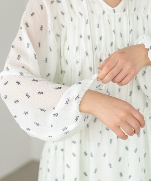 Bab(バブ)の「花柄プリントミニワンピース(ワンピース・レディース・アイボリー/ブラック・M)」の16枚目の写真