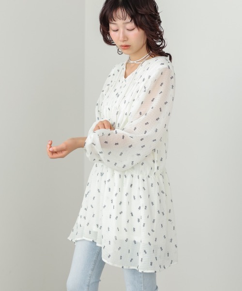 Bab(バブ)の「花柄プリントミニワンピース(ワンピース・レディース・アイボリー/ブラック・M)」の4枚目の写真