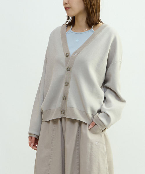 CONVERSE TOKYO(コンバーストウキョウ)の「BACK LOGO SUMMER KNIT CARDIGAN(カーディガン/ボレロ・レディース・グレー/ブラック/ブルー・FREE)」の3枚目の写真