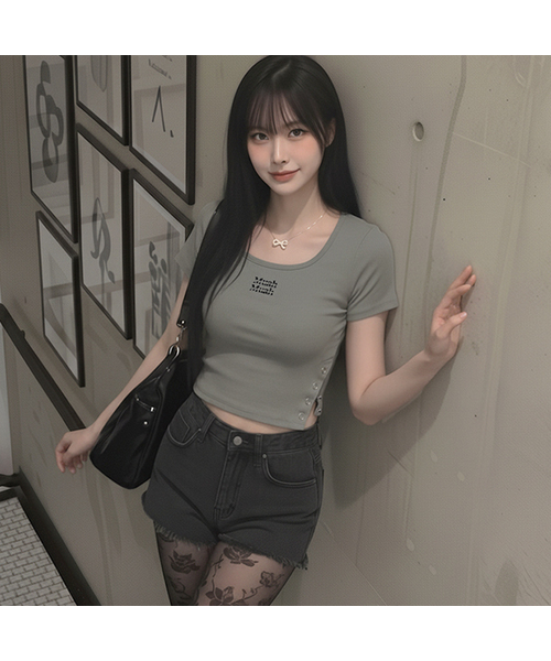 muahmuah（ムーアムーア）の「スリットボタンクロップ半袖Tシャツ [6色]（Tシャツ/カットソー・レディース・アイボリー/ブラック/グレー/ベージュ/ネイビー/チャコール・FREE）」の4枚目の写真