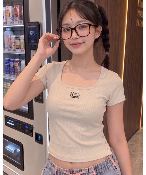 muahmuah（ムーアムーア）の「スリットボタンクロップ半袖Tシャツ [6色]（Tシャツ/カットソー・レディース・アイボリー/ブラック/グレー/ベージュ/ネイビー/チャコール・FREE）」の7枚目の写真
