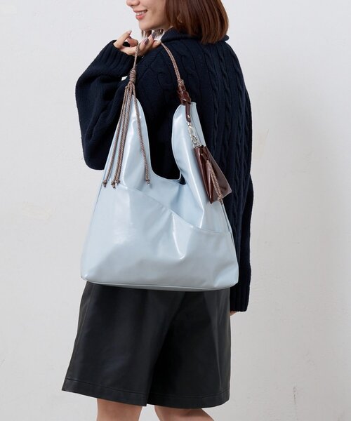 BIRTHDAY BAR（バースデイバー）の「【インフルエンサー ririka企画】フェイクレザーパラトライアングルバッグ（トートバッグ・レディース・アイボリー/ブルー系その他・0）」の2枚目の写真