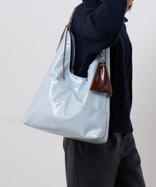 BIRTHDAY BAR（バースデイバー）の「【インフルエンサー ririka企画】フェイクレザーパラトライアングルバッグ（トートバッグ・レディース・アイボリー/ブルー系その他・0）」の5枚目の写真