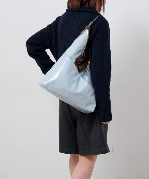 BIRTHDAY BAR（バースデイバー）の「【インフルエンサー ririka企画】フェイクレザーパラトライアングルバッグ（トートバッグ・レディース・アイボリー/ブルー系その他・0）」の7枚目の写真