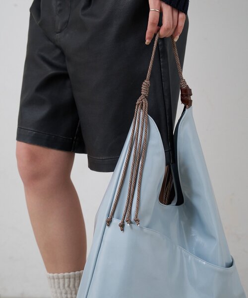 BIRTHDAY BAR（バースデイバー）の「【インフルエンサー ririka企画】フェイクレザーパラトライアングルバッグ（トートバッグ・レディース・アイボリー/ブルー系その他・0）」の15枚目の写真