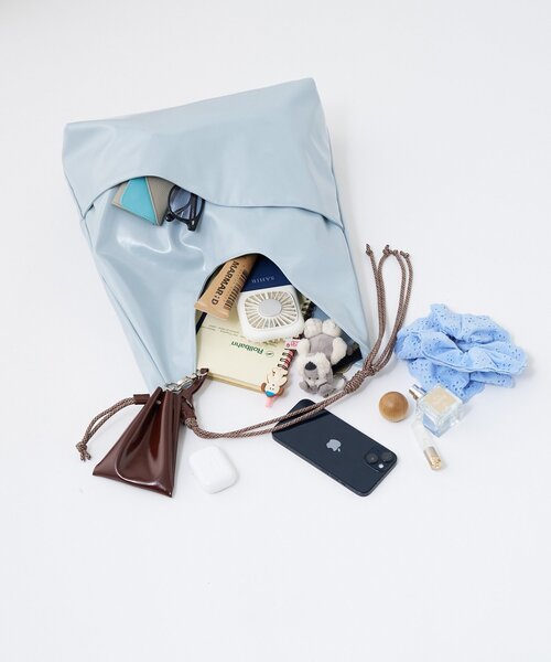 BIRTHDAY BAR（バースデイバー）の「【インフルエンサー ririka企画】フェイクレザーパラトライアングルバッグ（トートバッグ・レディース・アイボリー/ブルー系その他・0）」の3枚目の写真