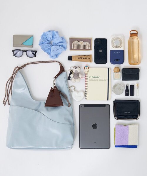 BIRTHDAY BAR（バースデイバー）の「【インフルエンサー ririka企画】フェイクレザーパラトライアングルバッグ（トートバッグ・レディース・アイボリー/ブルー系その他・0）」の4枚目の写真